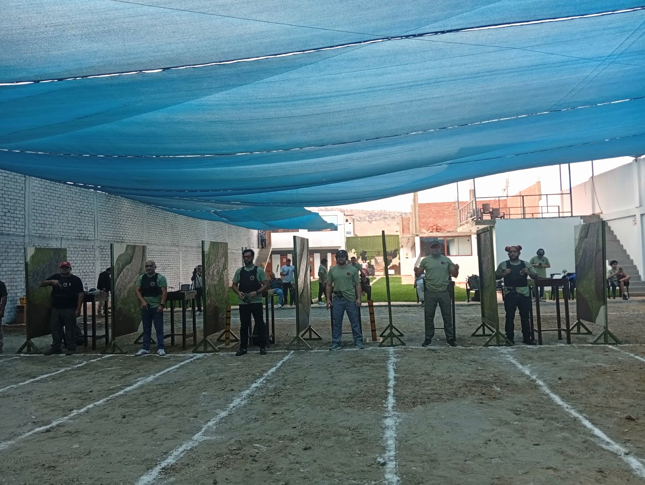 Usuarios durante una jornada de práctica en el Polígono de Tiro Luz Roja