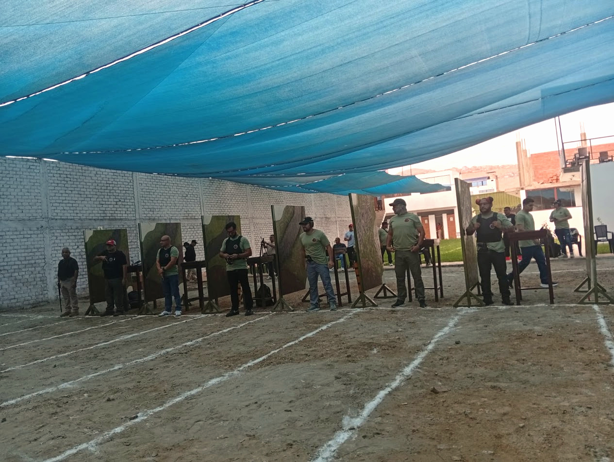 Usuarios distribuidos en los carriles durante una práctica en el Polígono de Tiro Luz Roja